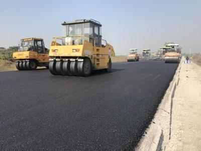 常熟新園涇路工程瀝青路面開始攤鋪
